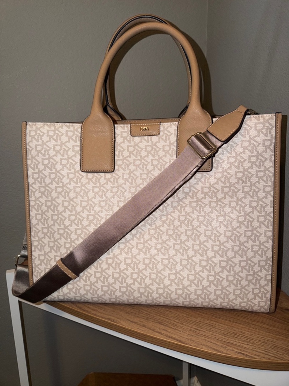 DKNY Carlita Large (LG) Book Tote (R33AJP99) EUC